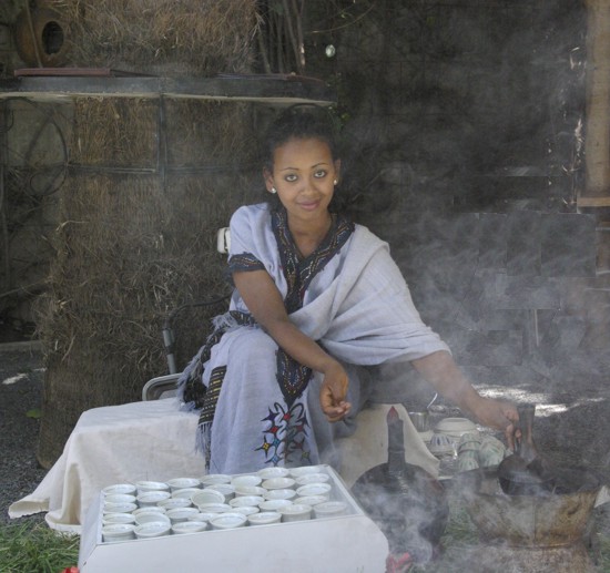 Tradiční způsob přípravy kávy v Etiopii